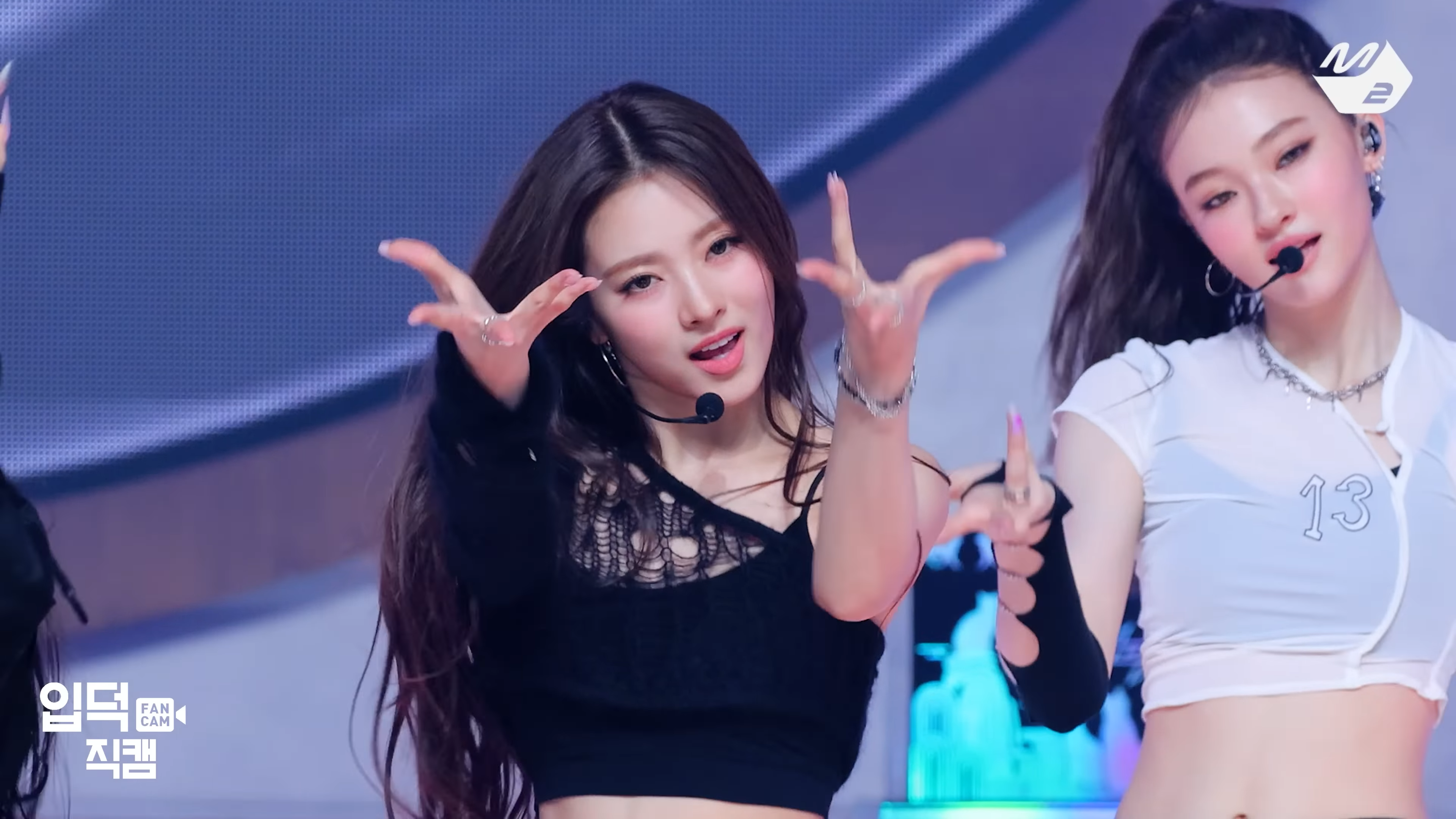 1786137911468-3HzK3skyHpQ 00-00-57 [입덕직캠] 미야오 안나 직캠 4K 'HANDS UP' (MEOVV ANNA FanCam) _ @MCOUNTDOWN_2025.5.1.png